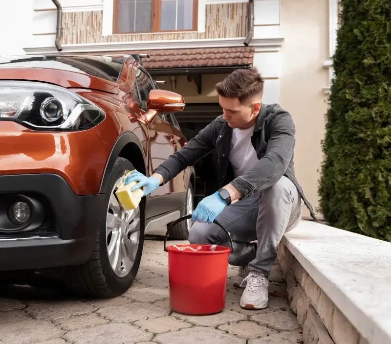 Lavage auto à domicile Le Crotoy : professionnel intervenant sur un véhicule